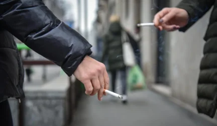Anglijoje nemokamai dalijami nikotino pleistrai ir sveiko maisto talonai