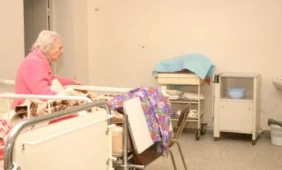 Valstybė galės apmokėti už kelių ligų gydymą, kai į ligoninę guldomas vyresnis pacientas