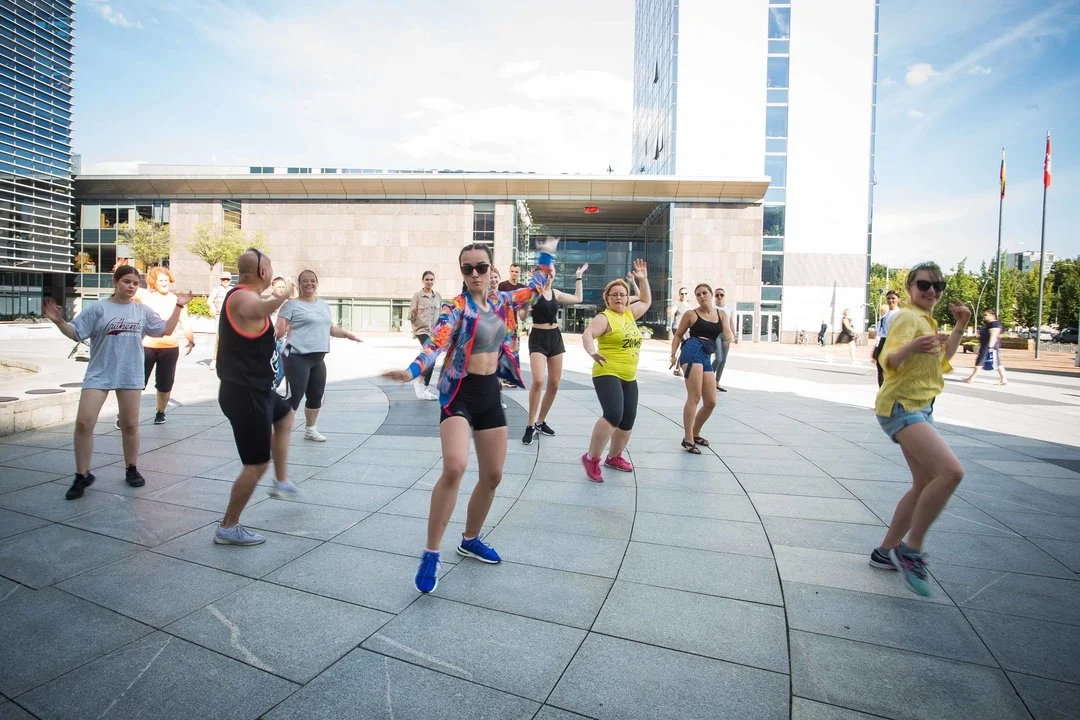 Zumba mankšta įtraukė ir mokinius, ir mokytojus