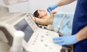 Pasaulyje be specialistų pagalbos gimdo 48 mln. moterų