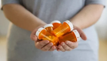 Prieš 7 metus koją susilaužiusi mergina dėl įsivaizduojamo skausmo vis dar saujomis geria vaistus