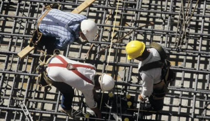 Daugiausiai sunkių susižalojimų darbe – nugriuvus