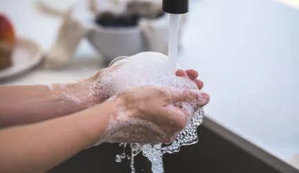 Švariai nuplauti rankas 5 sekundžių neužtenka