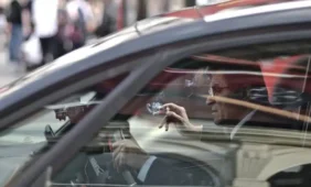 Rūkymas automobilyje kenkia labiau nei išmetamosios dujos