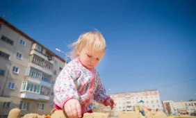 Mokslininkai: valgyti smėlį vaikams yra sveika