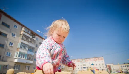 Mokslininkai: valgyti smėlį vaikams yra sveika