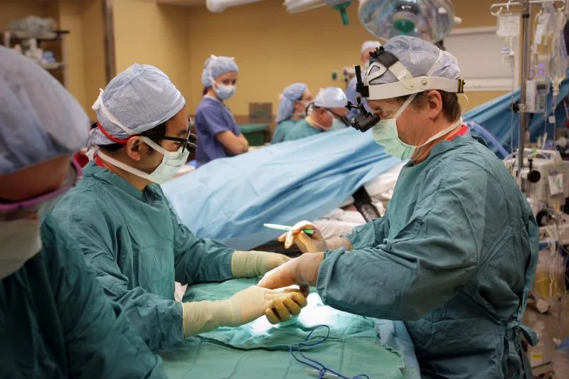 Keturių galūnių transplantacija baigėsi paciento mirtimi