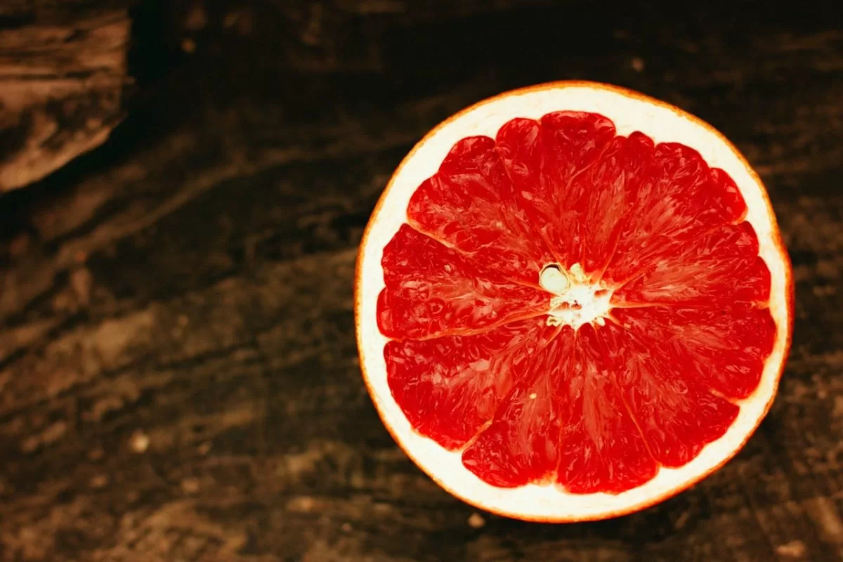 Kodėl negalima vaistų užgerti greipfrutų sultimis?
