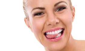 Padidėjęs su dantų įspaudais liežuvis…