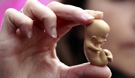 Aborto metu gimę gyvi kūdikiai nesusilaukia jokios pagalbos iš Europos Tarybos