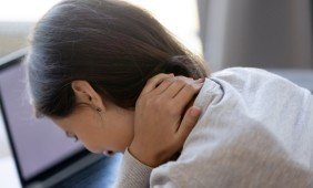 4 SVEIKATAI PAVOJINGI MITAI APIE NETAISYKLINGĄ LAIKYSENĄ