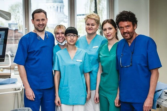 Žymus vokiečių burnos chirurgas: stebuklų dantų implantacijoje nebūna