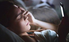 „PAGYVENUSIŲ IR SENŲ ŽMONIŲ SAUSŲ AKIŲ SINDROMAS: PRIEŽASTYS IR PAGALBA AKIMS“