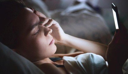 „PAGYVENUSIŲ IR SENŲ ŽMONIŲ SAUSŲ AKIŲ SINDROMAS: PRIEŽASTYS IR PAGALBA AKIMS“