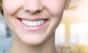 Neturinčius dantų žmones nuo šypsenos skiria tik viena diena