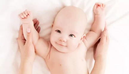 Kūdikių masažas: mažyliui nieko taip nereikia kaip mylinčių rankų prisilietimo