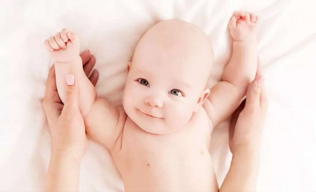 Kūdikių masažas: mažyliui nieko taip nereikia kaip mylinčių rankų prisilietimo