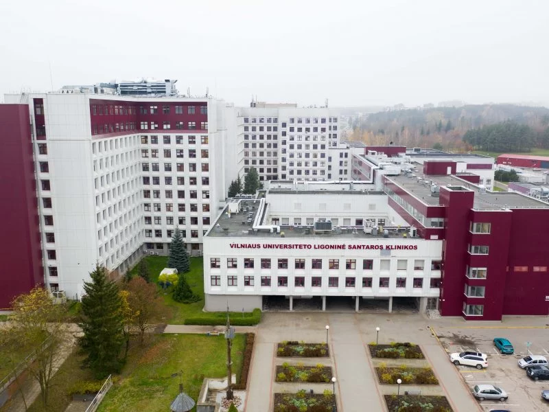 Pacientų sveikimą Santariškių klinikose spartins atnaujinta parko erdvė