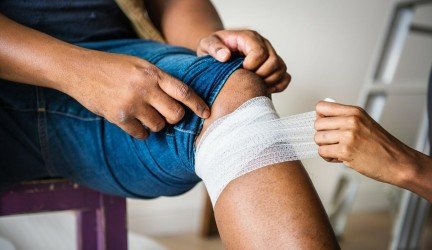 Gydomosios, pagalbinės priemonės patyrusiems kojos traumą