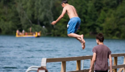 Maudynės – ne tik gaivi pramoga, bet ir pavojai: kaip vandenyje elgtis saugiai?