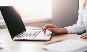 Darbo kompiuteriu kaina: specialistė pataria, kaip apsaugoti akis nuo ekrano poveikio