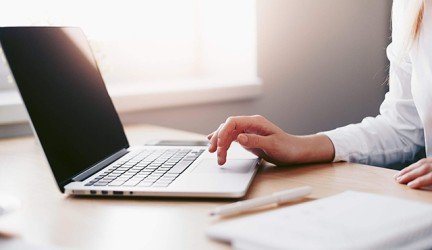 Darbo kompiuteriu kaina: specialistė pataria, kaip apsaugoti akis nuo ekrano poveikio