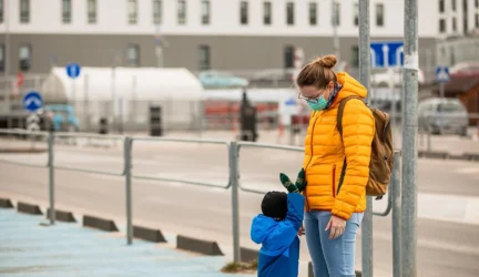 Kokiais atvejais tėvams skiriama ligos išmoka vaiko priežiūrai?