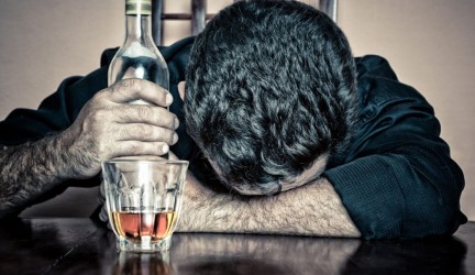 Alkoholizmas baisi liga, kurią galima nugalėti.