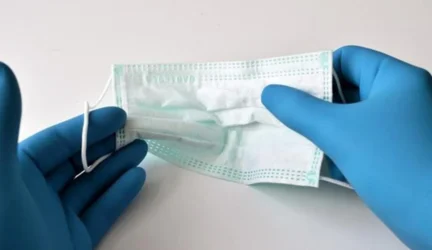 Vienkartinė kaukė žiemą ir šildo, bet ir iš karto sudrėksta
