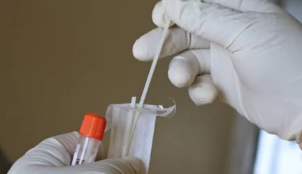Epidemiologai: atliktas testas nereiškia, jog ramiai galite sėstis prie šventinio stalo