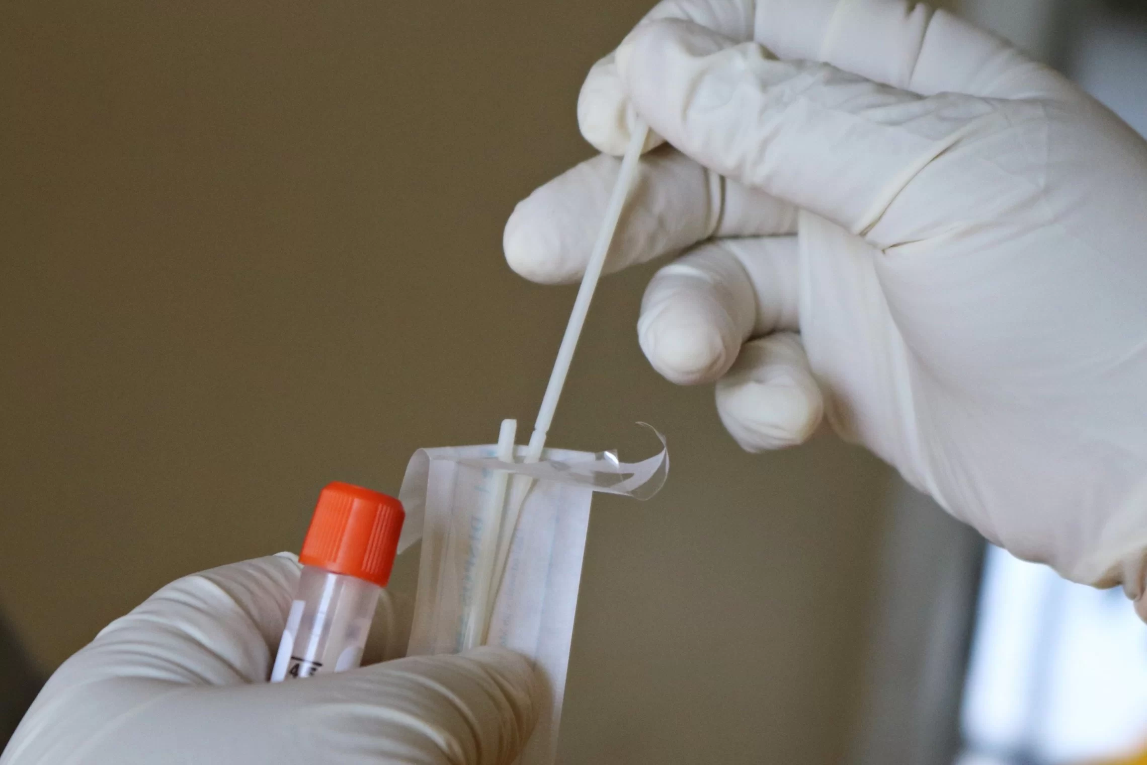 Epidemiologai: atliktas testas nereiškia, jog ramiai galite sėstis prie šventinio stalo
