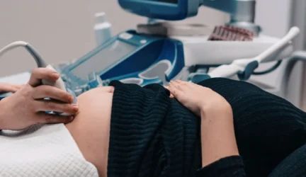 Kodėl koronavirusas pavojingesnis nėščiosioms ir gimdyvėms?