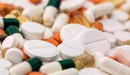 Vaistus geriate saujomis? Gydytoja perspėja apie prastesnę ligos kontrolę ir didesnę šalutinio poveikio riziką