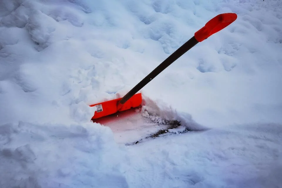 Specialistų patarimai: kaip kasti sniegą, kad darbas nesibaigtų trauma