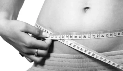 Riebalų persodinimas – natūralesnė implantų alternatyva