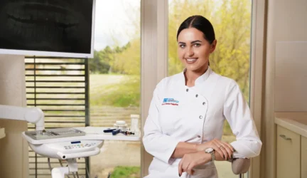 Kodėl vienų dantis kariesas puola nepaisant kruopščios priežiūros, o kiti juos turi gražius be jokių pastangų?
