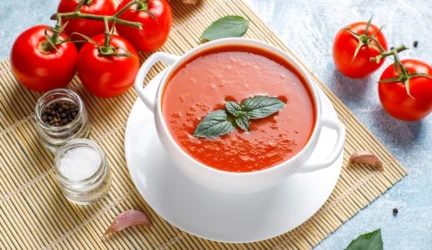 Priežastys, kodėl verta valgyti daugiau pomidorų ir šiltą dieną atgaiva tapsiančios gaspačo sriubos receptas