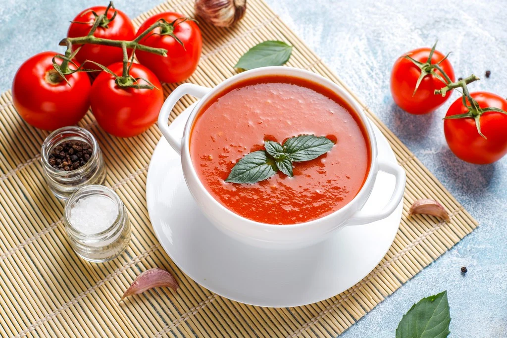 Priežastys, kodėl verta valgyti daugiau pomidorų ir šiltą dieną atgaiva tapsiančios gaspačo sriubos receptas