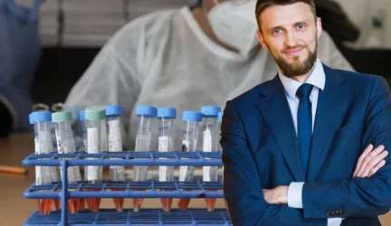 Nuo pareigų laikinai nušalinamas Nacionalinės visuomenės sveikatos priežiūros laboratorijos vadovas