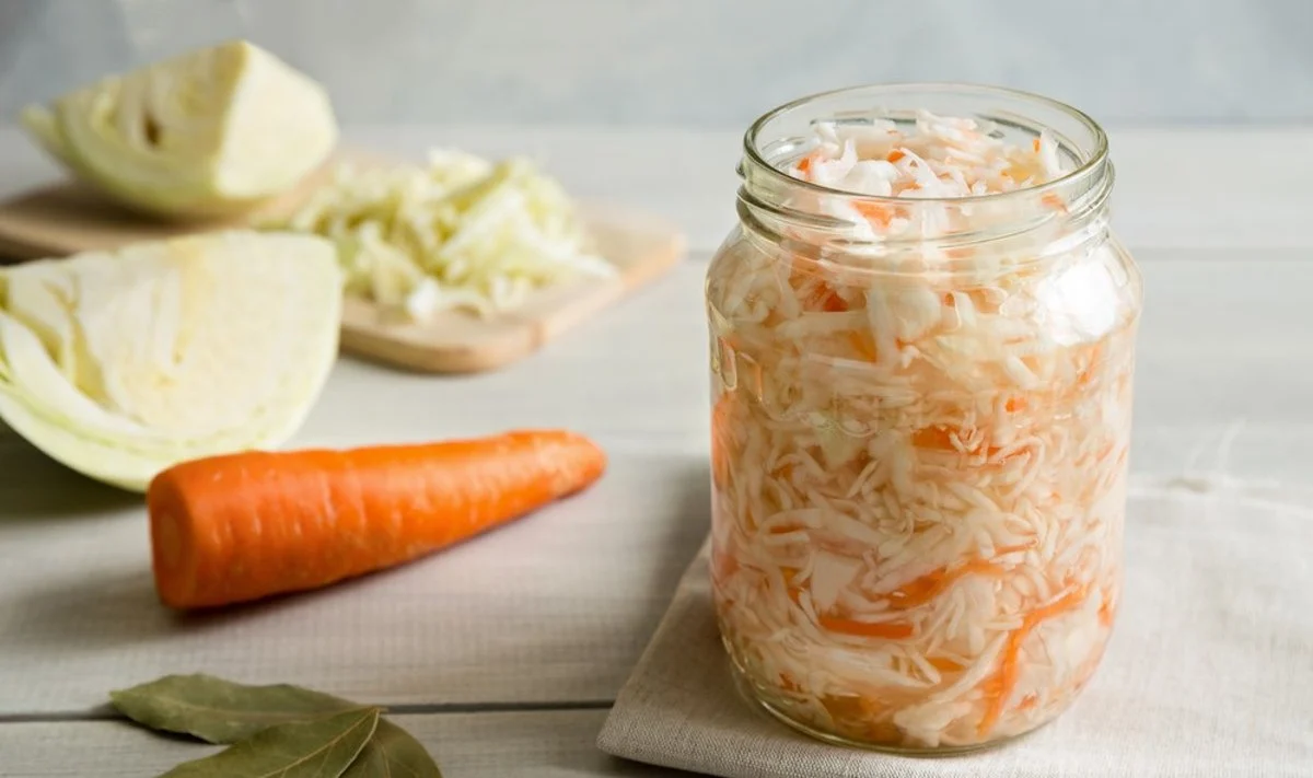 Kopūstų rauginimo ABC: keli paprasti žingsniai, padėsiantys namuose užsiraugti lietuvių pamėgto skanėsto