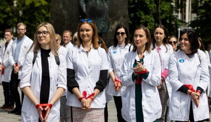Akcija Vilniuje: šeimos gydytojai iš visos Lietuvos surištomis rankomis išsirikiavo į didelę širdį