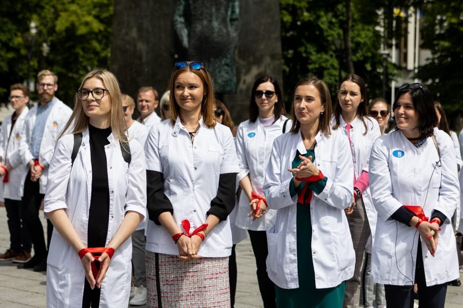 Akcija Vilniuje: šeimos gydytojai iš visos Lietuvos surištomis rankomis išsirikiavo į didelę širdį