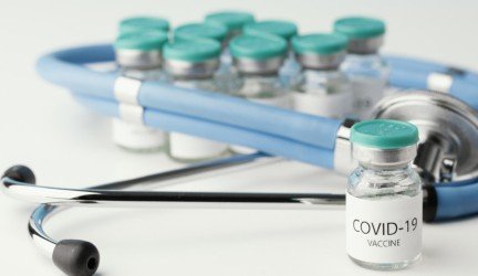 Atsižvelgdama į Europos vaistų agentūros (EMA) rekomendaciją, Europos Komisija pakeitė COVID-19 vakcinos „Novavax“ (gamintojas „Nuvaxovid“) registracijos sąlygas ir leido ja skiepyti vaikus nuo 12 metų amžiaus. Registruotis vakcinacijai bus galima nuo 2022 m. liepos 15 d. „Novavax“ vakcina 12–17 metų amžiaus vaikams bus skiriama taip pat kaip 18 metų ir vyresniems asmenims: vakcina bus suleidžiama į žasto raumenis dviejų dozių kursu, darant 3 savaičių pertrauką. Registruotis vakcinacijai galima, registruojantis internetu tinklalapyje Koronastop.lt. Iki šiol „Novavax“ vakcina buvo skiepijami tik asmenys nuo 18 metų amžiaus. Leisti skiepyti jaunesnius asmenis nuspręsta po klinikinio tyrimo, kuris parodė, kad paauglių imuninis atsakas į šią vakciną, matuojamas kaip antikūnų prieš SARS-CoV-2 kiekis, buvo panašus į 18–25 metų amžiaus jaunų suaugusiųjų (kurie dalyvavo pagrindiniame tyrime, naudotame vertinant vakcinos veiksmingumą suaugusiesiems) atsaką. Dažniausios nepageidaujamos reakcijos paaugliams dažniausiai yra panašios į tas, kurios pasireiškia 18 metų amžiaus ir vyresniems žmonėms. Tai – jautrumas, skausmas, paraudimas ir patinimas injekcijos vietoje, galvos, raumenų ir sąnarių skausmas, nuovargis, pykinimas ar vėmimas, karščiavimas ir kt. Karščiavimas paaugliams pasireiškia dažniau nei suaugusiesiems. Šios reakcijos dažniausiai būna lengvos arba vidutinio sunkumo ir praeina po keleto dienų. Plačiau apie nepageidaujamas reakcijas ir klinikinį tyrimą skaitykite EMA pranešime. Primename, kad asmenims nuo 12 metų amžiaus šiuo metu gali būti skiriamos trys vakcinos nuo COVID-19: „Comirnaty“, „Spikevax“ ir „Novavax“.