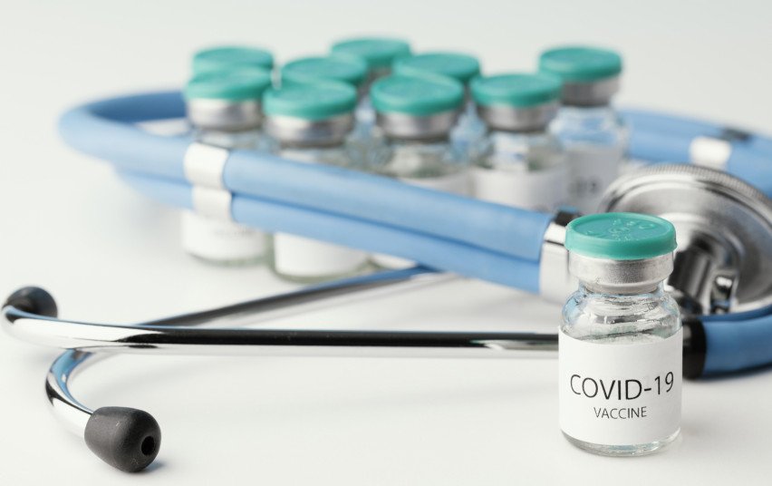 Atsižvelgdama į Europos vaistų agentūros (EMA) rekomendaciją, Europos Komisija pakeitė COVID-19 vakcinos „Novavax“ (gamintojas „Nuvaxovid“) registracijos sąlygas ir leido ja skiepyti vaikus nuo 12 metų amžiaus. Registruotis vakcinacijai bus galima nuo 2022 m. liepos 15 d. „Novavax“ vakcina 12–17 metų amžiaus vaikams bus skiriama taip pat kaip 18 metų ir vyresniems asmenims: vakcina bus suleidžiama į žasto raumenis dviejų dozių kursu, darant 3 savaičių pertrauką. Registruotis vakcinacijai galima, registruojantis internetu tinklalapyje Koronastop.lt. Iki šiol „Novavax“ vakcina buvo skiepijami tik asmenys nuo 18 metų amžiaus. Leisti skiepyti jaunesnius asmenis nuspręsta po klinikinio tyrimo, kuris parodė, kad paauglių imuninis atsakas į šią vakciną, matuojamas kaip antikūnų prieš SARS-CoV-2 kiekis, buvo panašus į 18–25 metų amžiaus jaunų suaugusiųjų (kurie dalyvavo pagrindiniame tyrime, naudotame vertinant vakcinos veiksmingumą suaugusiesiems) atsaką. Dažniausios nepageidaujamos reakcijos paaugliams dažniausiai yra panašios į tas, kurios pasireiškia 18 metų amžiaus ir vyresniems žmonėms. Tai – jautrumas, skausmas, paraudimas ir patinimas injekcijos vietoje, galvos, raumenų ir sąnarių skausmas, nuovargis, pykinimas ar vėmimas, karščiavimas ir kt. Karščiavimas paaugliams pasireiškia dažniau nei suaugusiesiems. Šios reakcijos dažniausiai būna lengvos arba vidutinio sunkumo ir praeina po keleto dienų. Plačiau apie nepageidaujamas reakcijas ir klinikinį tyrimą skaitykite EMA pranešime. Primename, kad asmenims nuo 12 metų amžiaus šiuo metu gali būti skiriamos trys vakcinos nuo COVID-19: „Comirnaty“, „Spikevax“ ir „Novavax“.