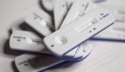 Greitųjų COVID-19 testų perkame dvigubai daugiau – patarė, kokius vitaminus vartoti norint sustiprėti