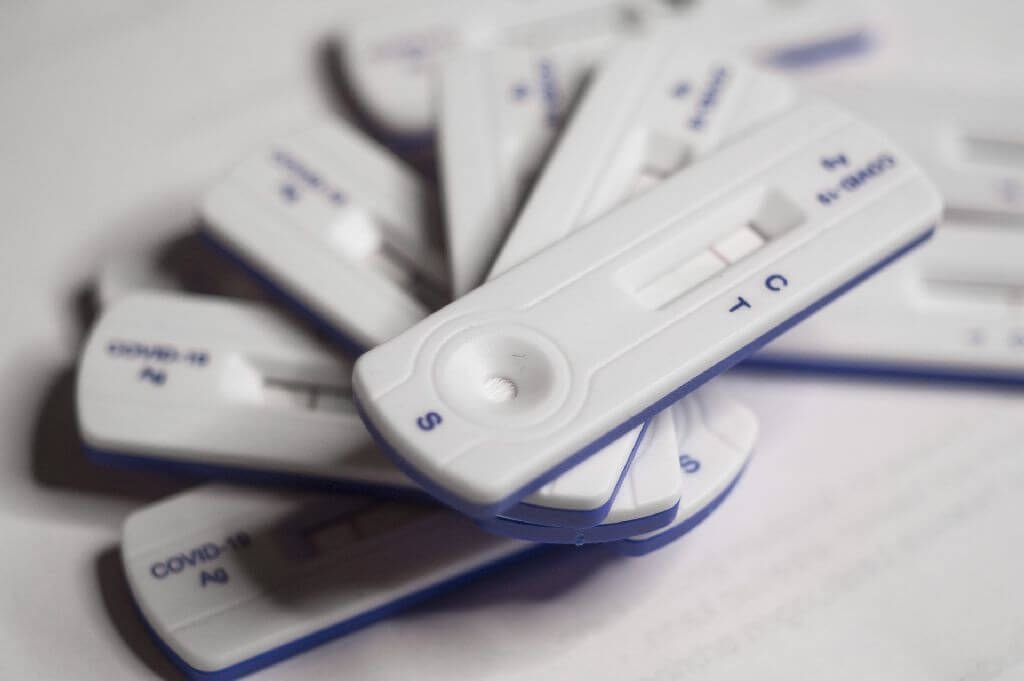 Greitųjų COVID-19 testų perkame dvigubai daugiau – patarė, kokius vitaminus vartoti norint sustiprėti