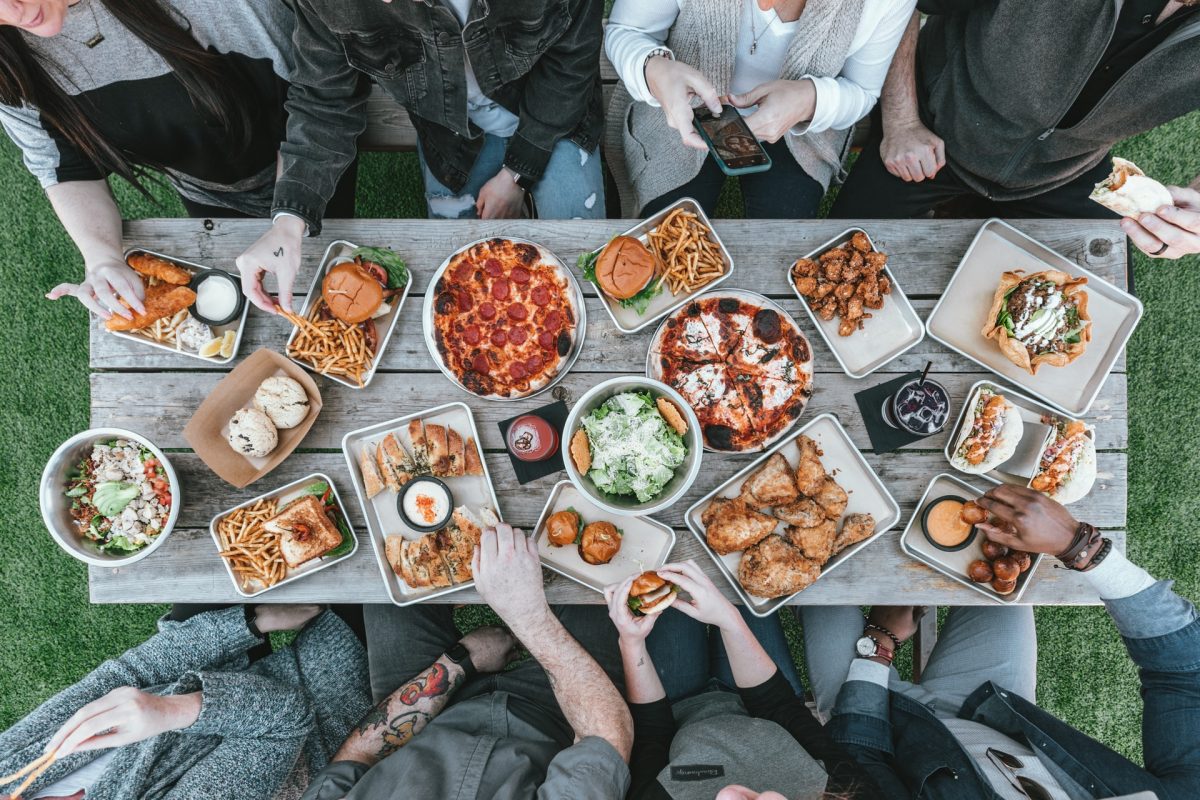 Vasara – piknikų metas: dietologės patarimai, kaip išvengti persivalgymo