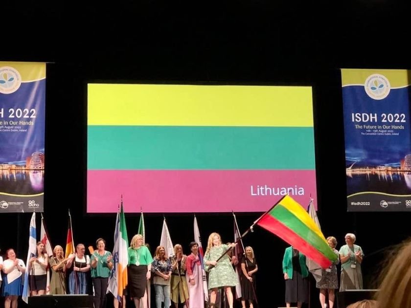 Gausi lietuvių burnos higienistų delegacija Dubline