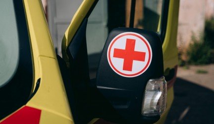 Lietuva perduoda Ukrainai dar vieną greitosios medicinos pagalbos automobilį ir medicinos priemonių