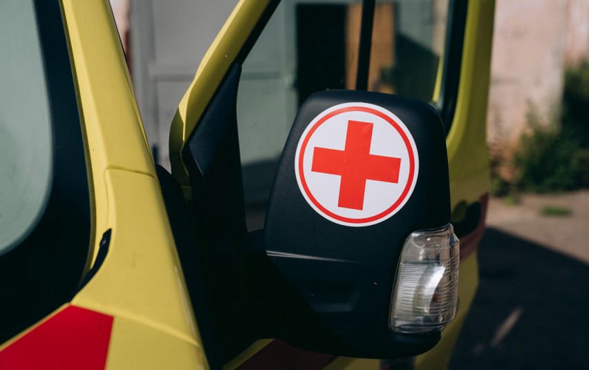 Lietuva perduoda Ukrainai dar vieną greitosios medicinos pagalbos automobilį ir medicinos priemonių